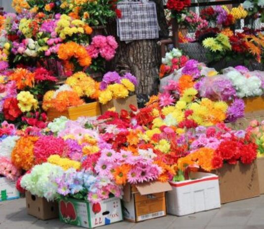 В городке на Тернопольщине запретили пластмассовые цветы и венки