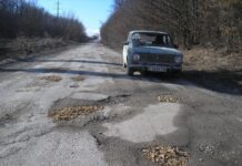 «Акция минус яма»: в Тернопольской области водители взялись самостоятельно засыпать дороги