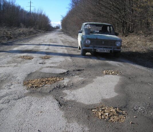 «Акция минус яма»: в Тернопольской области водители взялись самостоятельно засыпать дороги
