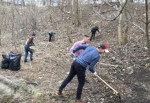 В Тернополе воспитанники интерната взялись за уборку мусора на улицах города