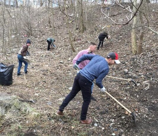 В Тернополе воспитанники интерната взялись за уборку мусора на улицах города