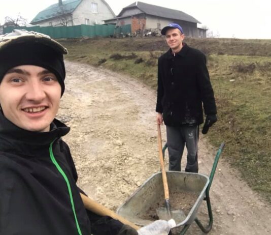 На Тернопольщине молодые люди своими силами отремонтировали дорогу