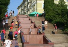 У Тернополі проводять ремонт сходів біля озера