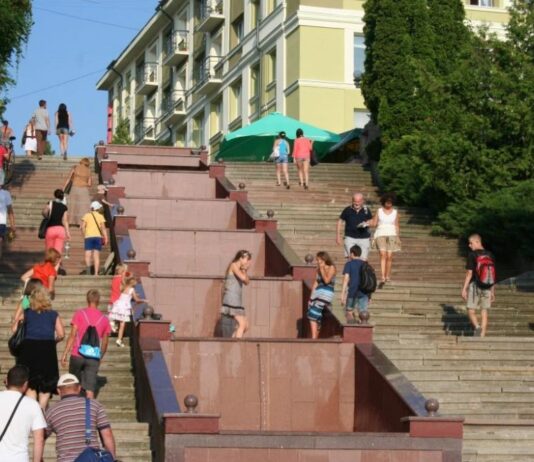 В Тернополе проводят ремонт лестницы возле озера