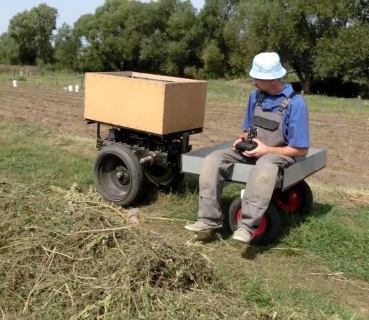 На Тернопольщине фермер изготовил радиоуправляемую електротачку