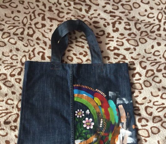 Тернополянка пише картини на екоторбах з джинсів